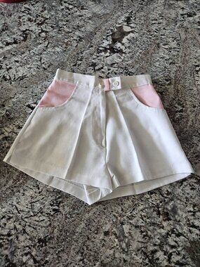 WOMEN'S WHITE TENNIS SHORTS WITH PINK POCKET TRIM IN SIZE 7/8